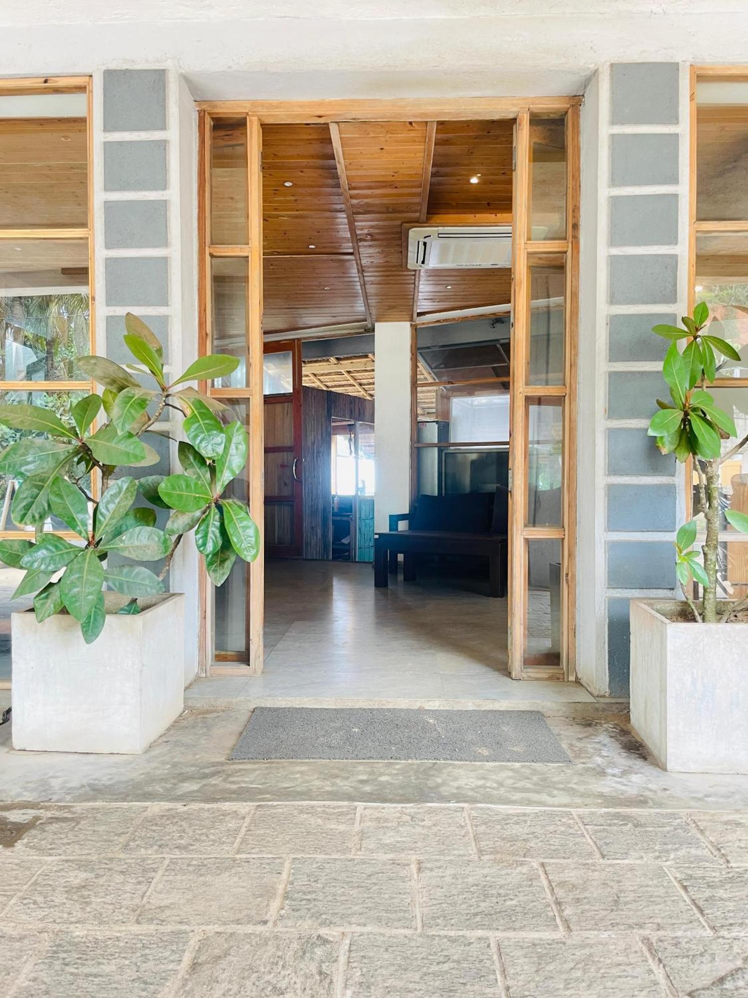 Suncoast Beach Hotel Mirissa Exterior foto
